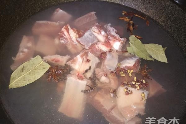 炖排骨时，有人先焯水，有人直接炖，大厨：都不对，教你正确做法