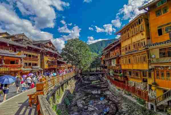 贵阳旅游地标甲秀楼，建于河中巨石之上，距今已有400年历史