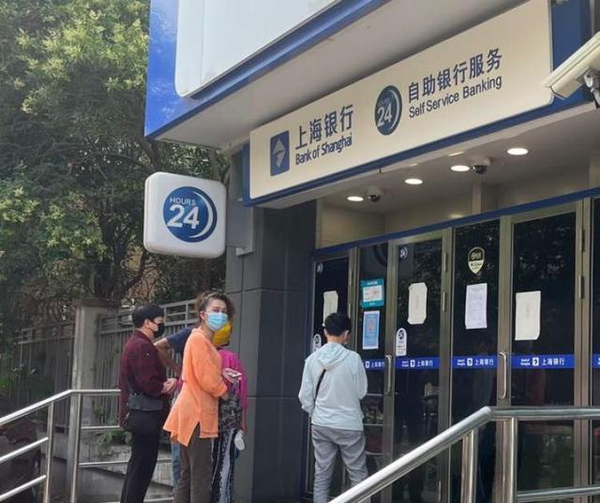 上海各大银行门庭若市？领养老金的老人在排队，大部分银行逐步恢复正常