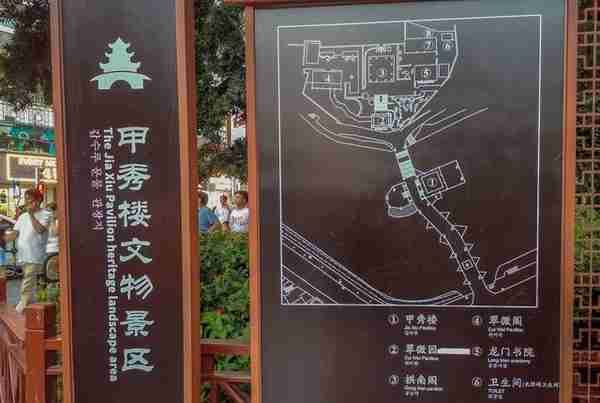 贵阳旅游地标甲秀楼，建于河中巨石之上，距今已有400年历史