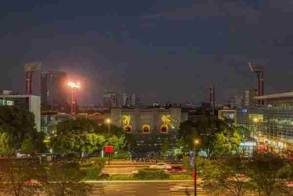 超美！大学路开启华丽夜景模式，灯光灿若星河