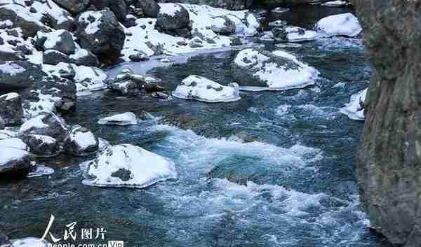 新疆呼图壁：雪后山河 壮美如画