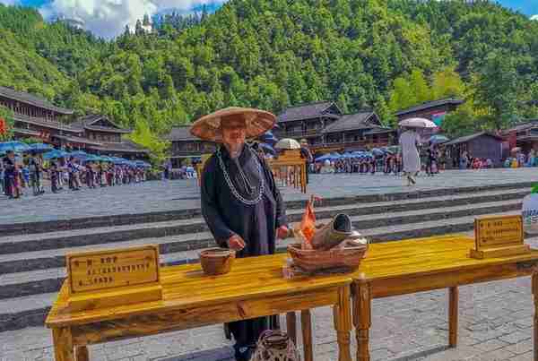 贵阳旅游地标甲秀楼，建于河中巨石之上，距今已有400年历史