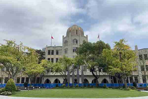 探访88岁雷士德工学院：因遗嘱而建，以烧杯等图案为装饰元素