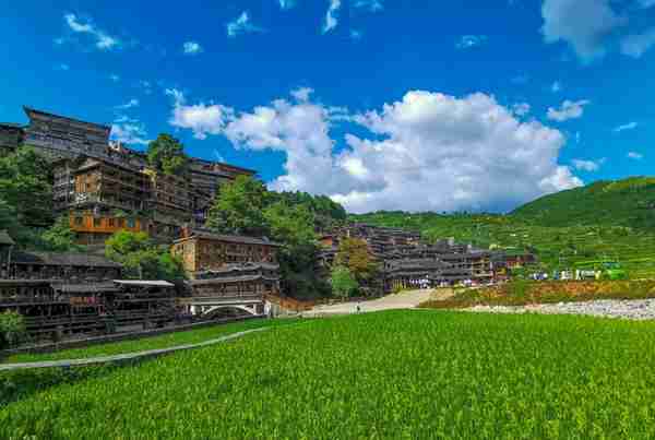 贵阳旅游地标甲秀楼，建于河中巨石之上，距今已有400年历史