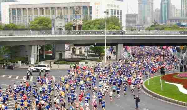 上海“半马”，浦东开跑！15000名跑者突破自我极限，用脚步丈量浦东发展成就