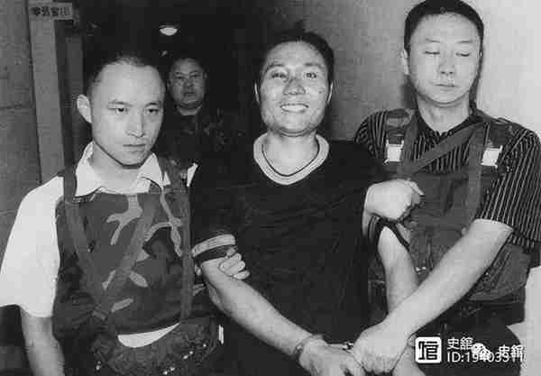 1999年悍匪张君抢劫武广，正遇晚报记者经过，冒死拍下照片