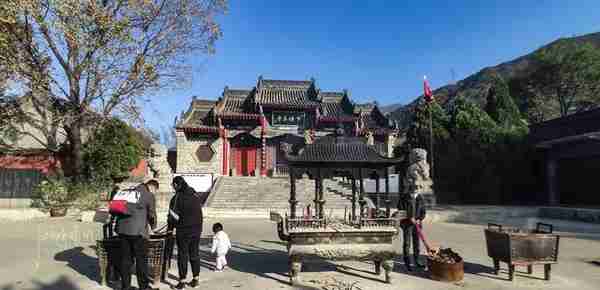 秦岭终南山下有座千年古寺，规模不大门庭冷落，却是净土宗祖庭