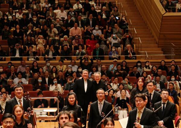 归国首秀，大提琴家王健连演两首协奏曲：背靠上海交响乐团，很有安全感