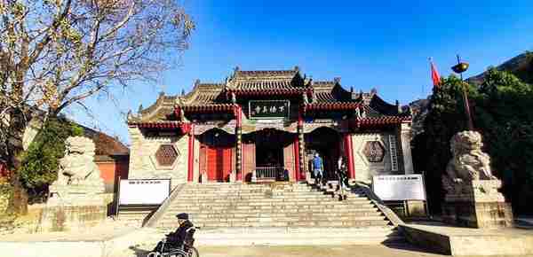 秦岭终南山下有座千年古寺，规模不大门庭冷落，却是净土宗祖庭